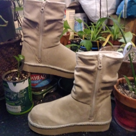 Muk Luks Women's Beige Winter Boots - Picture 4 of 15